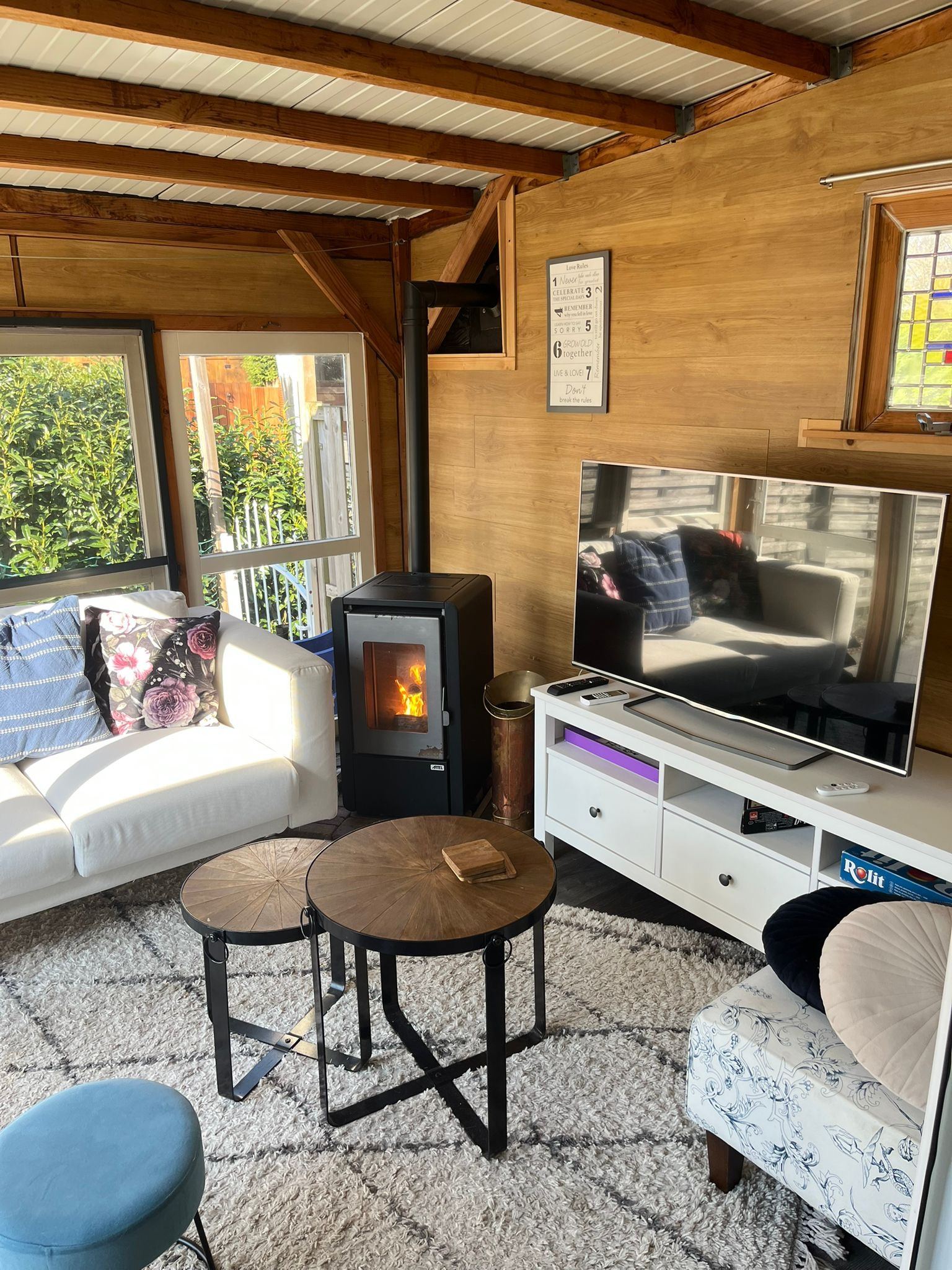 Rustige woonkamer met haard